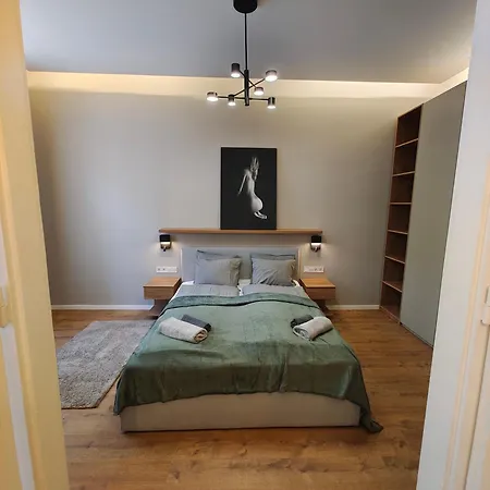 Center 2, Cozy And Modern 2br In The Center *