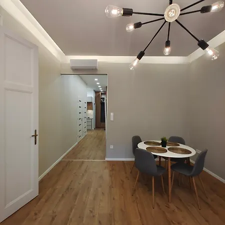 Center 2, Cozy And Modern 2br In The Center *